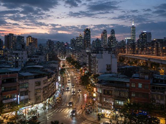 台北松山、萬華、內湖怎麼看？夜市老城與科技生活圈整理，整理白天景點、住宿位置與夜間生活圈判斷。