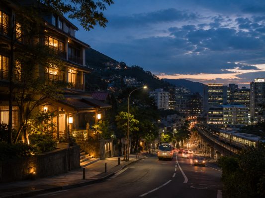 台北士林、北投、南港怎麼安排？溫泉、夜市與轉運住宿，整理白天景點、住宿位置與夜間生活圈判斷。