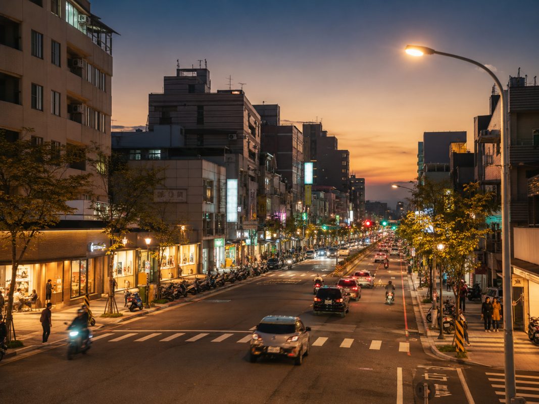 苗栗竹南、頭份、苗栗市怎麼選？海線商圈與山城住宿，整理白天景點、住宿位置與夜間生活圈判斷。