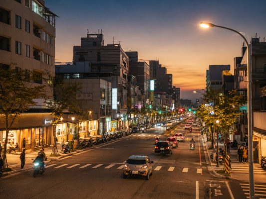 苗栗竹南、頭份、苗栗市怎麼選？海線商圈與山城住宿，整理白天景點、住宿位置與夜間生活圈判斷。