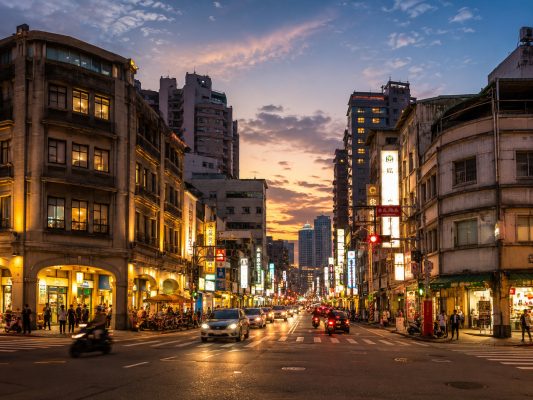 台中中區、北區、西區怎麼看？車站老城、一中與草悟道，整理白天景點、住宿位置與夜間生活圈判斷。