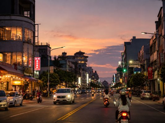 彰化市、員林、和美怎麼選？老城商圈與中部住宿判斷，整理白天景點、住宿位置與夜間生活圈判斷。