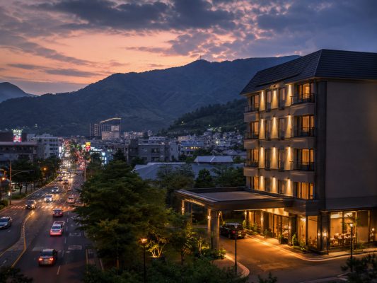 南投市、草屯、埔里怎麼選？市區、交流道與山線旅宿，整理白天景點、住宿位置與夜間生活圈判斷。
