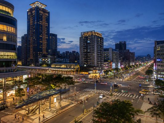 高雄左營、三民、新興怎麼選？高鐵車站與市中心商圈，整理白天景點、住宿位置與夜間生活圈判斷。