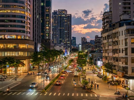 高雄苓雅、前金、鳳山怎麼看？三多愛河與住宅夜市，整理白天景點、住宿位置與夜間生活圈判斷。
