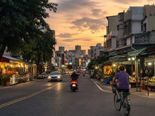 屏東市、潮州、東港怎麼比較？夜市小吃與港口生活圈，整理白天景點、住宿位置與夜間生活圈判斷。