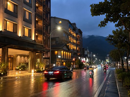 宜蘭市、羅東、礁溪怎麼選？夜市、車站與溫泉飯店，整理白天景點、住宿位置與夜間生活圈判斷。