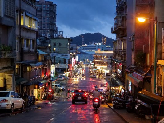 基隆仁愛、中正、信義怎麼比較？廟口港邊與短程住宿，整理白天景點、住宿位置與夜間生活圈判斷。