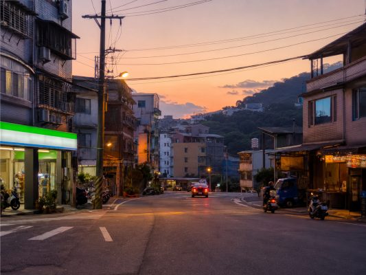 基隆七堵、安樂、暖暖怎麼看？外圍交通與住宅生活圈，整理白天景點、住宿位置與夜間生活圈判斷。