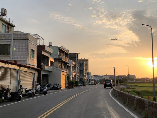 金門金沙、烈嶼、機場周邊怎麼看？戰地景點、船班與轉乘，整理白天景點、住宿位置與夜間生活圈判斷。