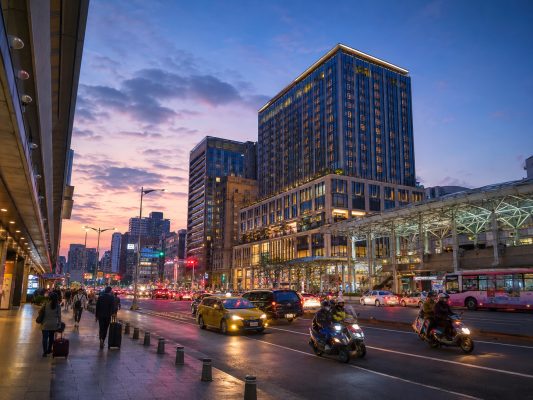 全台車站周邊怎麼判斷？台鐵、高鐵與轉運住宿指南，整理白天景點、住宿位置與夜間生活圈判斷。