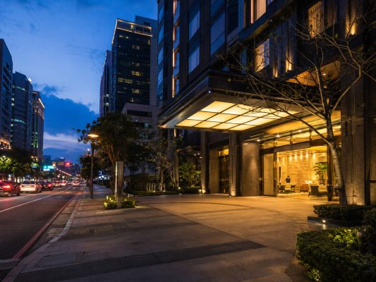 全台商務旅館周邊怎麼選？出差短住與城市生活圈，整理白天景點、住宿位置與夜間生活圈判斷。