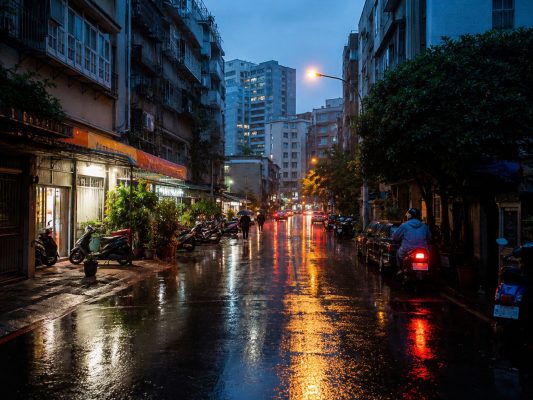 全台雨天地區頁怎麼看？北中南東雨天住宿與移動判斷，整理白天景點、住宿位置與夜間生活圈判斷。