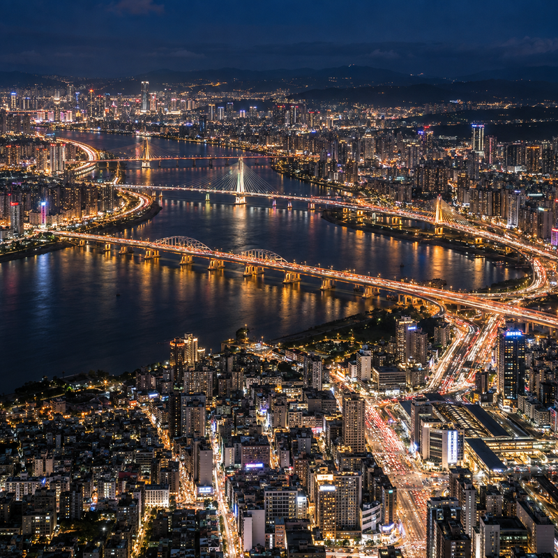 台北市與新北交界夜間空拍示意，包含淡水河、台北橋、忠孝橋、中興橋、華江橋與新北三重、板橋、新莊市區，呈現雙北跨區移動成本判斷。

